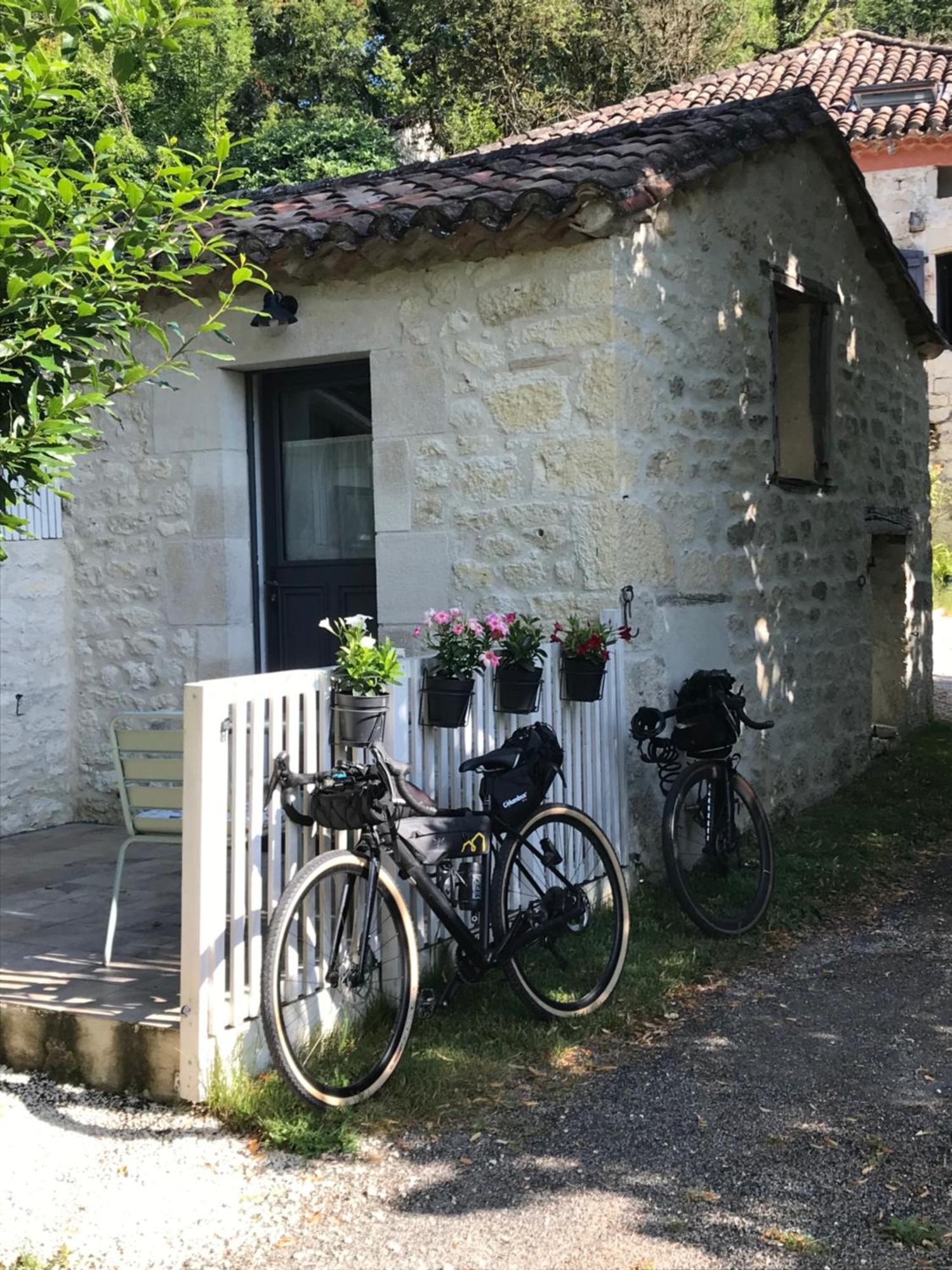 Le Val Du Pech Chantant Chambres D'Hotes Pern 外观 照片